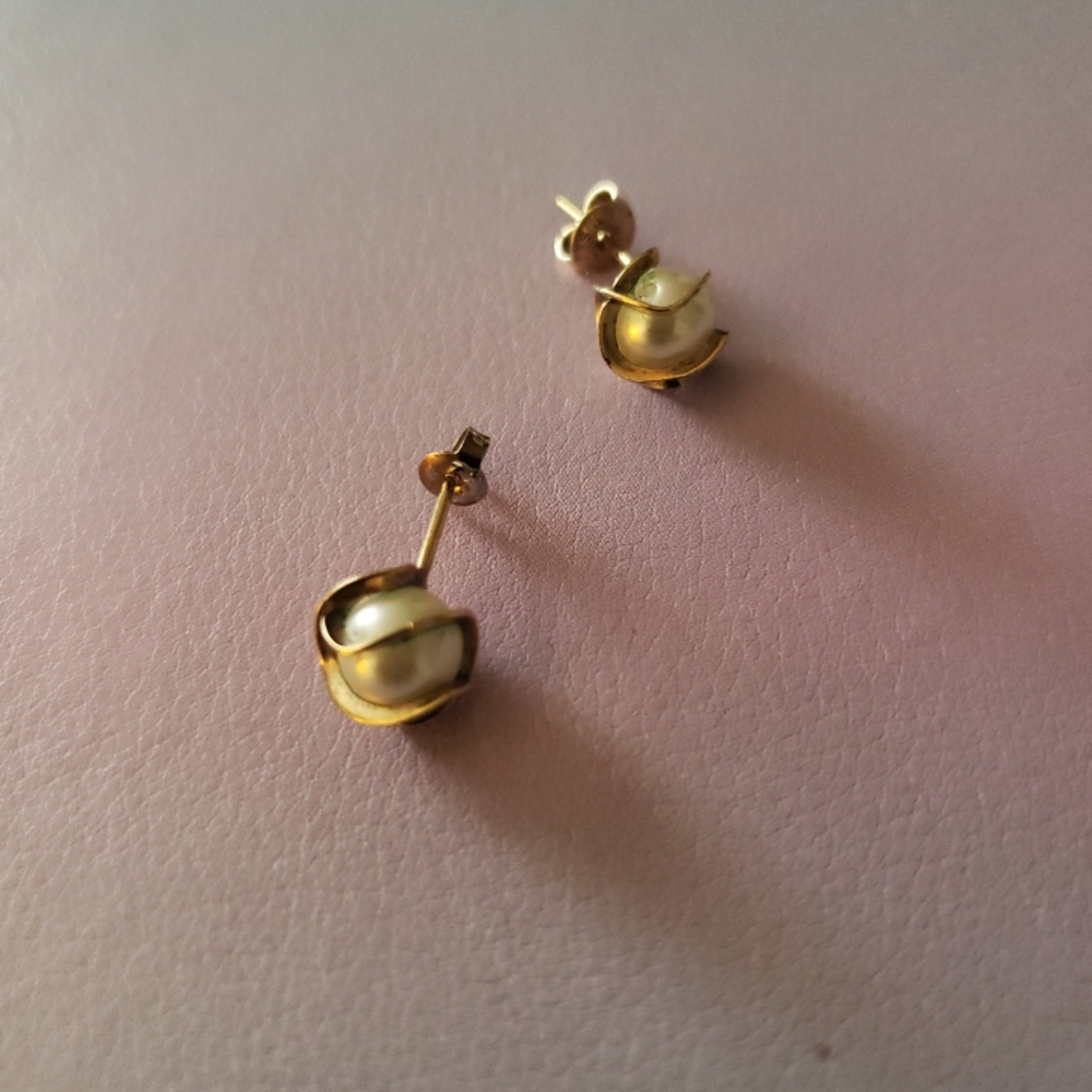 Elegant Gold and Cream Earrings